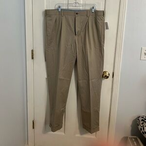 Classic Brooks Brothers pleated khakis in Elliot fit. NWT Size 40/32